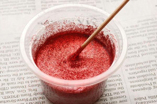 Cómo hacer zapatos brillantes con brillantina - Paso 2