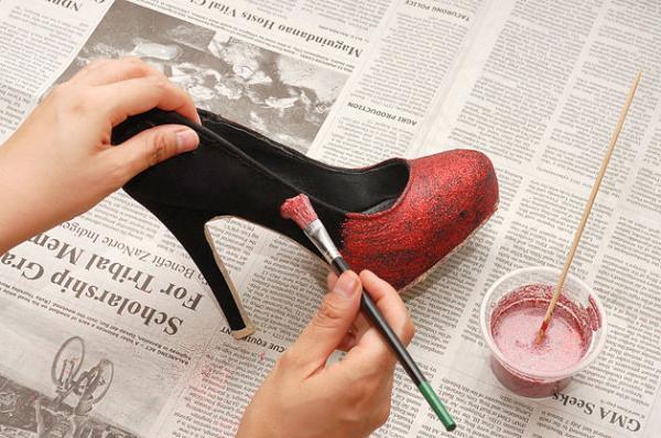 Cómo hacer zapatos brillantes con brillantina - Paso 3