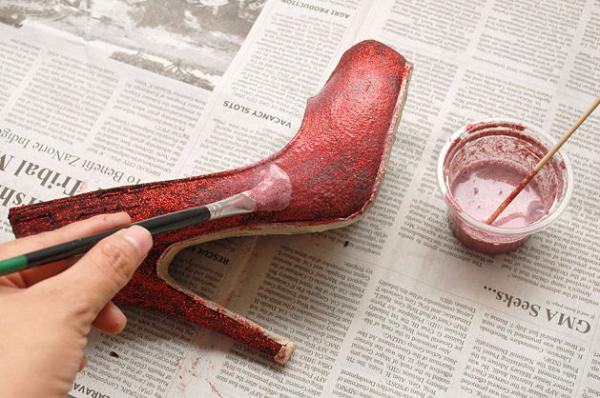 Cómo hacer zapatos brillantes con brillantina - Paso 4