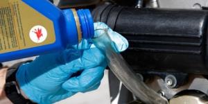 Cómo revisar el aceite de una moto de 4 tiempos