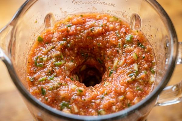 Descubre cómo hacer gazpacho andaluz de la abuela casero auténtico y refrescante - Paso 3