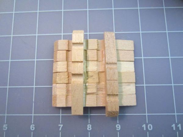 Cómo hacer sillas con pinzas de madera - Paso 2