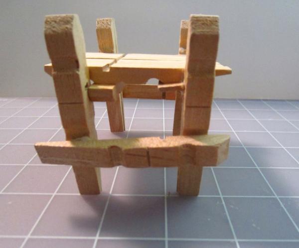 Cómo hacer sillas con pinzas de madera - Paso 5