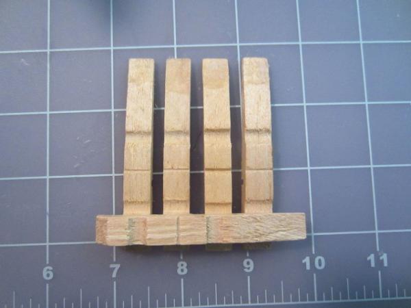 Cómo hacer sillas con pinzas de madera - Paso 7