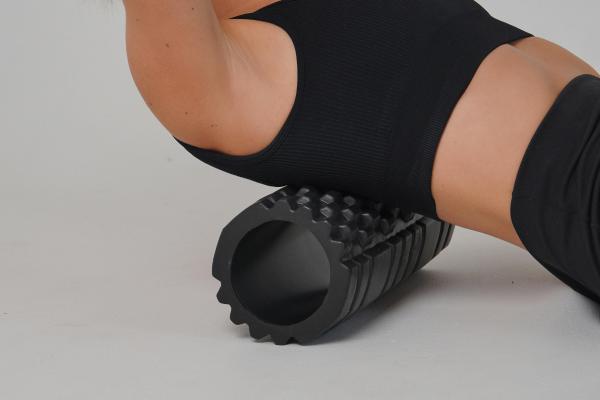 Guía con los mejores ejercicios con foam roller o rodillo - Ejercicio con rodillo para las dorsales