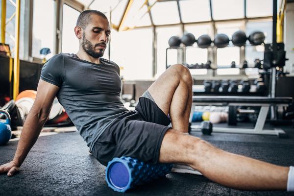 Guía con los mejores ejercicios con foam roller o rodillo - Ejercicio con rodillo para los isquiotibiales
