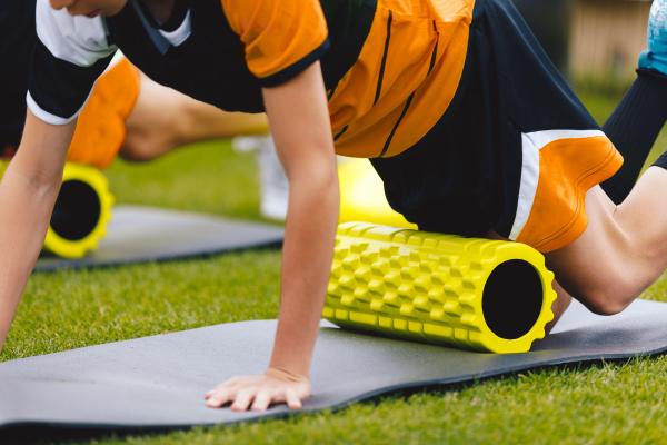 Guía con los mejores ejercicios con foam roller o rodillo - Ejercicio de cuádriceps con foam roller