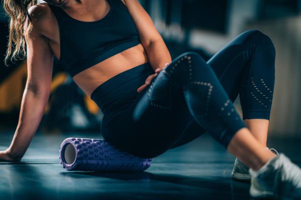 Guía con los mejores ejercicios con foam roller o rodillo - Ejercicio de foam roller para los glúteos