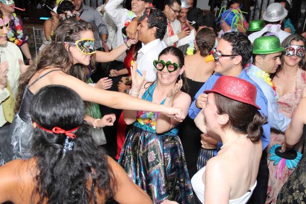 Cómo hacer una fiesta de antifaces - Algo de entretenimiento