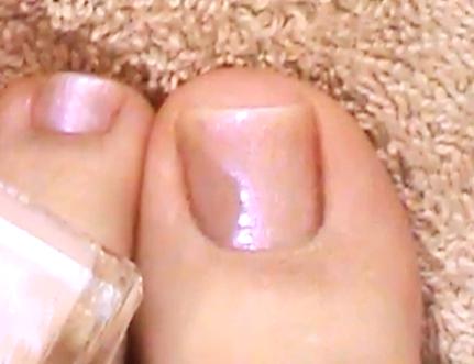 Cómo pintar un diseño floral en las uñas de los pies - Paso 1