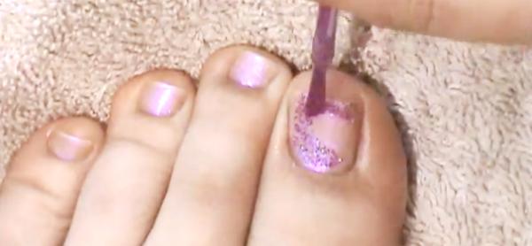 Cómo pintar un diseño floral en las uñas de los pies - Paso 2