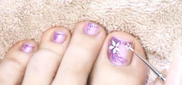 Cómo pintar un diseño floral en las uñas de los pies - Paso 4