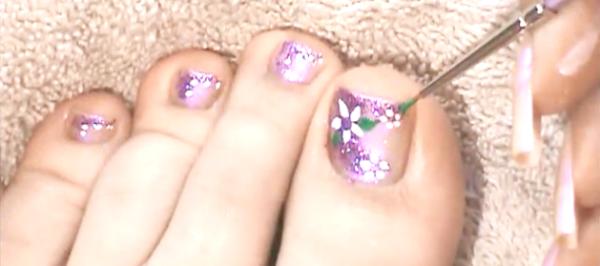 Cómo pintar un diseño floral en las uñas de los pies - Paso 6