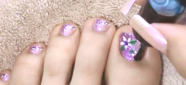 Cómo pintar un diseño floral en las uñas de los pies - Paso 7