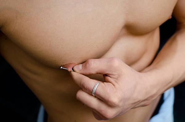 Cómo curar un piercing en el pezón infectado