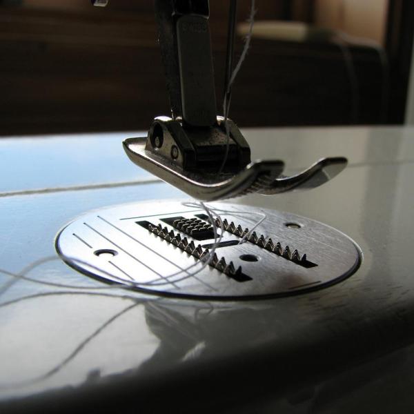 Como enhebrar una máquina de coser