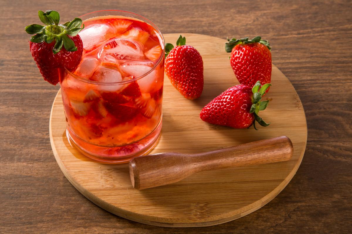 Cómo hacer una caipiriña de fresa
