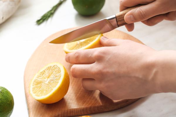 Cómo hacer una caipiriña de fresa - Paso 1