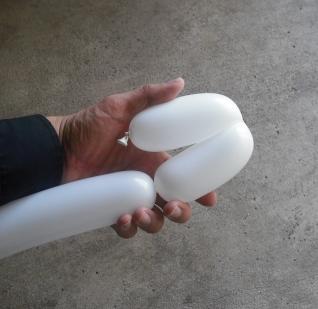 Cómo hacer un muñeco de nieve con globos - Paso 4