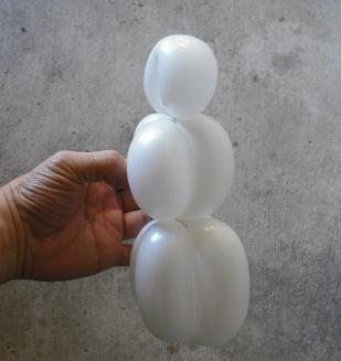 Cómo hacer un muñeco de nieve con globos - Paso 8