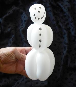 Cómo hacer un muñeco de nieve con globos - Paso 9