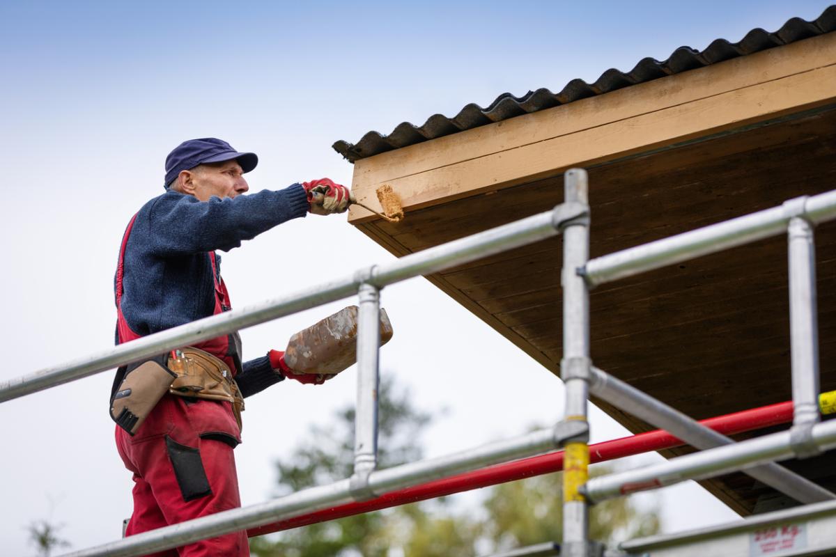 Cómo pintar un techo de madera