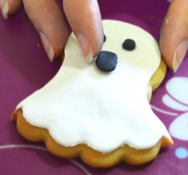 Cómo hacer galletas de fantasmas para Halloween - Paso 3
