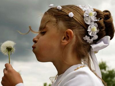 Cómo peinar a una niña de comunión - Peinados de Comunión: moños