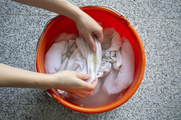 Cómo blanquear la ropa amarillenta - Agua oxigenada y detergente líquido