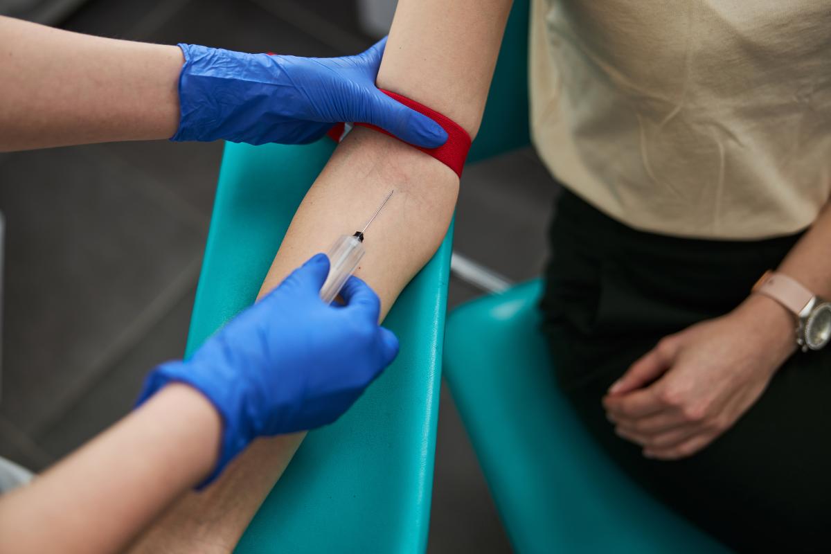 ¿Se puede beber agua antes de un análisis de sangre u orina?