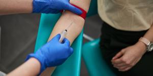 ¿Se puede beber agua antes de un análisis de sangre u orina?