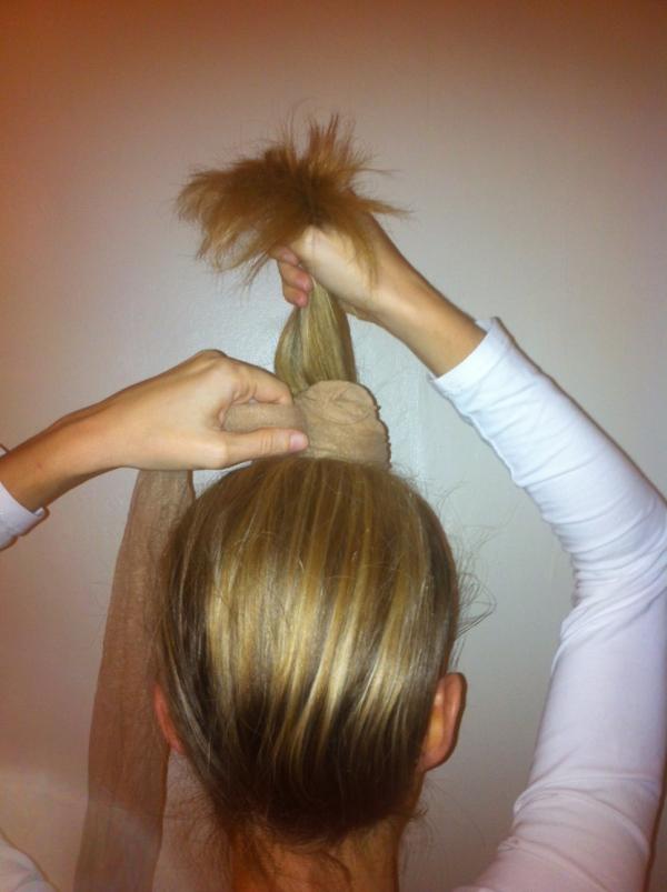 Cómo hacer el peinado de Vilma Picapiedra - Paso 3