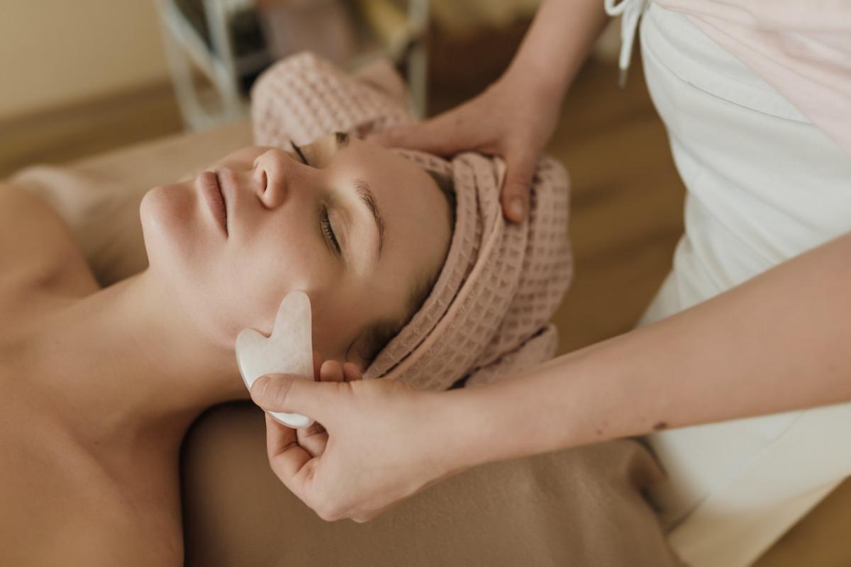 Gua Sha facial: beneficios y cómo usarlo