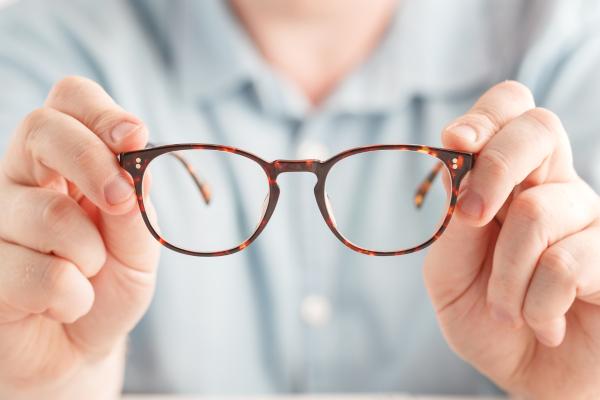 ¿Cómo elegir gafas de farmacia? ¿Son peligrosas?