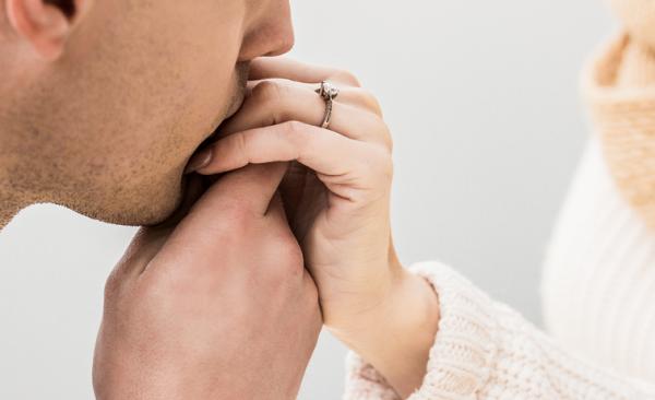 Cuál es el significado de un beso en la mano - Significado de un beso en los dedos de la mano