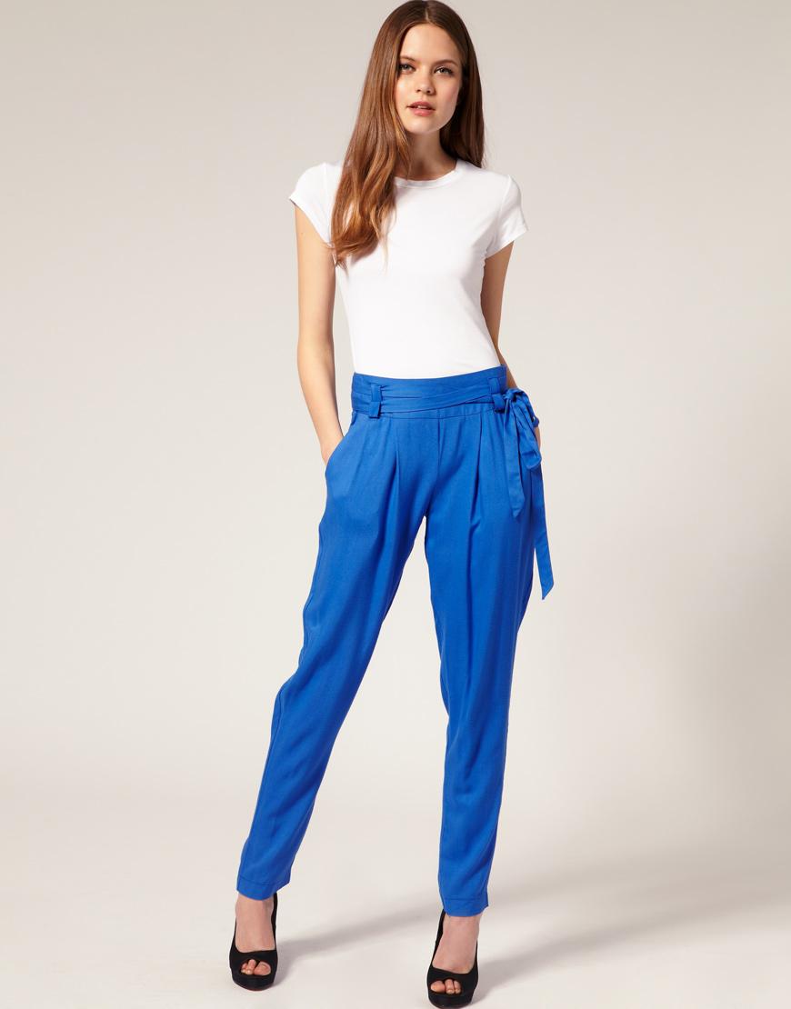 pantalon azul marino con que color de blusa combina