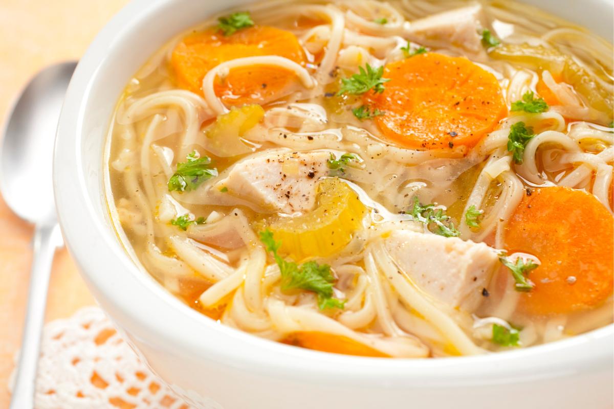 Sopa de pollo con verduras casera, una de las recetas más reconfortantes