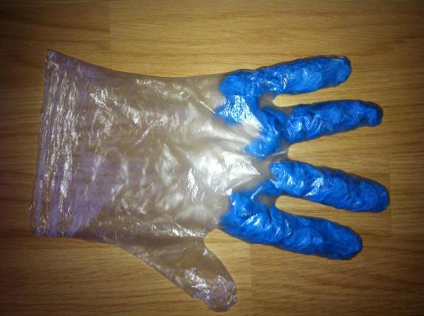 Cómo hacer un pulpo con un guante de plástico - Paso 2