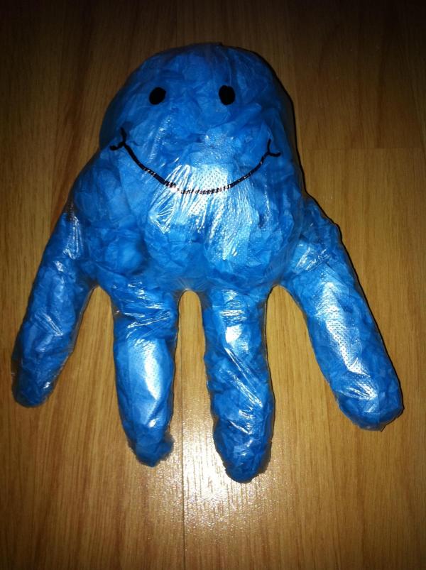 Cómo hacer un pulpo con un guante de plástico - Paso 7