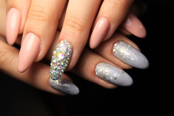 Coquette nails: qué es esta tendencia de manicura maximalista y diseños - Brillo y glamour
