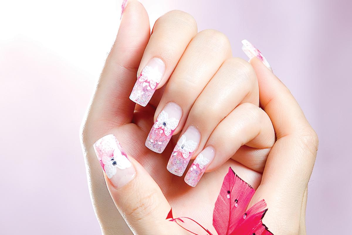 Coquette nails: qué es esta tendencia de manicura maximalista y diseños