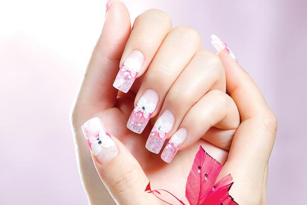Coquette nails: qué es esta tendencia de manicura maximalista y diseños