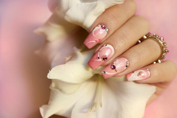 Coquette nails: qué es esta tendencia de manicura maximalista y diseños - Temática cute con perlas