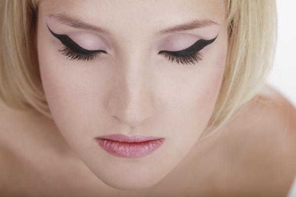 Cómo delinear los ojos con delineador líquido - Paso 1