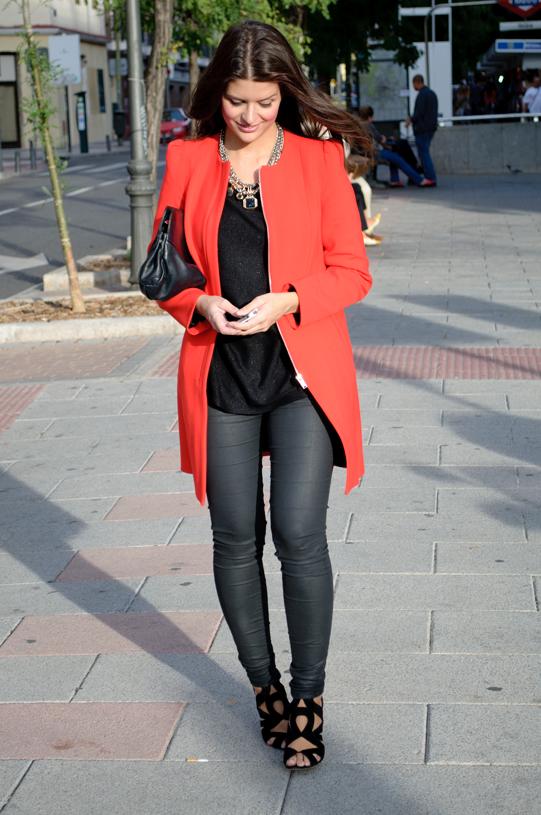 Cómo combinar un abrigo rojo - Look total black y abrigo rojo