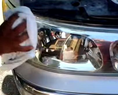 Cómo limpiar las luces del coche