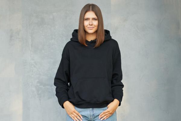 Estilos de entretiempo para otoño: ideas de looks modernos y cómodos - Sudadera con capucha + falda corta + botas altas
