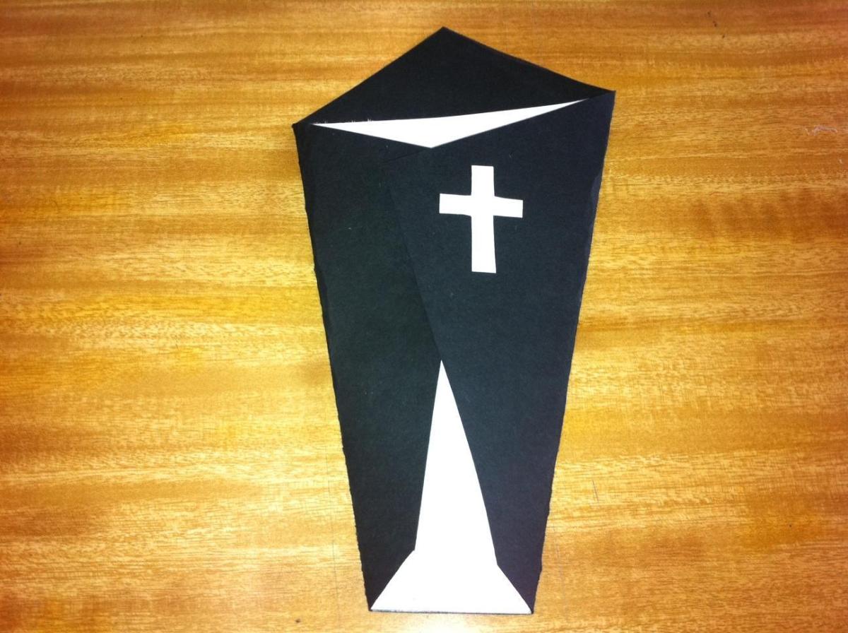 Cómo hacer una invitación de Halloween de un féretro