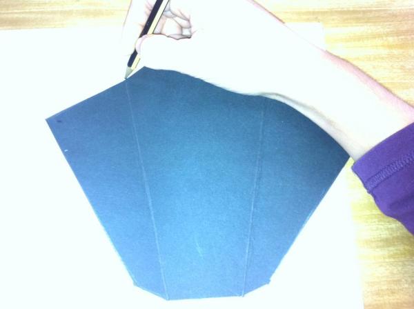 Cómo hacer una invitación de Halloween de un féretro - Paso 3