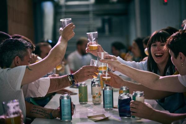 Preguntas para beber con amigos: 150 ideas para romper el hielo (divertidas, incómodas y perfectas para fiestas) - Preguntas para beber con amigos divertidas y graciosas